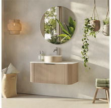 Badezimmer mit Waschtisch, Spiegel, Hängelampe und Pflanzen