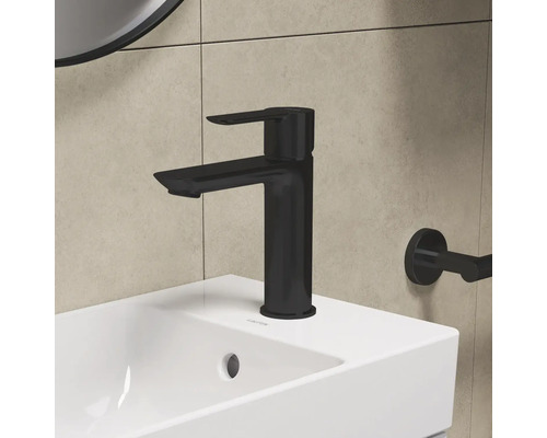 Schwarzer Waschtischmischer auf einem weißen Waschbecken