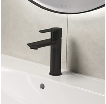 Schwarzer Waschtischmischer auf einem Waschbecken