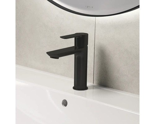 Schwarzer Waschtischmischer auf einem Waschbecken