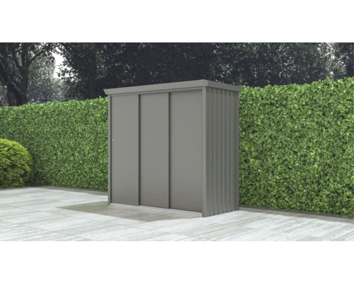 Gartenschrank mit Schiebetüren vor grüner Hecke