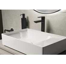 Aufbauwaschbecken, Armatur und Seifenspender im modernen Badezimmer