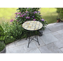 Runder Gartentisch mit Mosaikmuster auf einer Terrasse