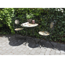 Gartentischgruppe mit zwei Stühlen und Tisch mit Mosaikmuster