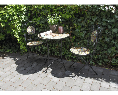 Gartentischset mit zwei Stühlen und Mosaikmuster auf Tisch und Stühlen