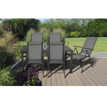 Gartenmöbelset mit Tisch, Stühlen und Liegestuhl auf einer Terrasse