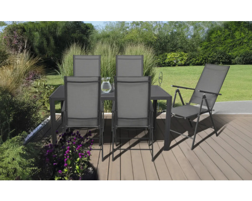 Gartenmöbelset mit Tisch, Stühlen und Liegestuhl auf einer Terrasse