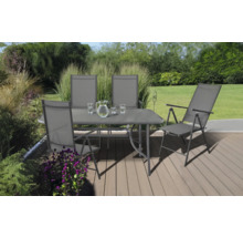 Gartenszene mit Esstisch, Stühlen, Gläsern und Wasserkrug auf einer Terrasse