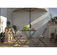 Terrassenszene mit Gartentisch, Stühlen, Sonnenschirm und Pflanzen in Töpfen