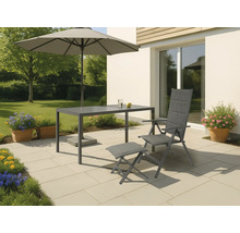 Gartenszene mit Sonnenschirm, Tisch, Stuhl und Fußhocker auf einer Terrasse