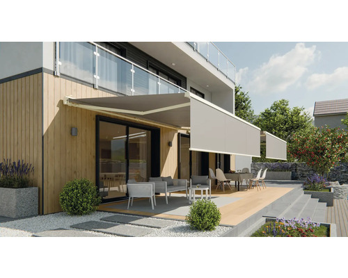 Terrasse mit Markisen und Sitzmöbeln vor einem Wohnhaus