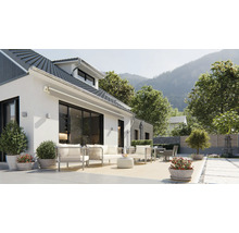 Haus mit Terrasse, Gartenmöbeln und Bergblick