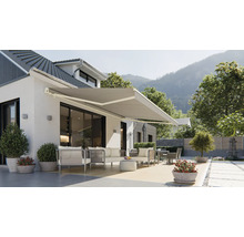 Hausfassade mit ausgefahrener Markise und Gartenmöbeln auf der Terrasse.