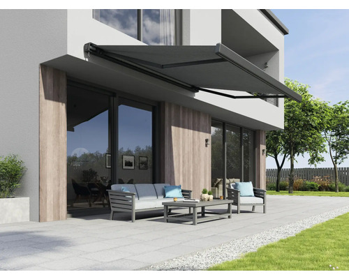 Terrasse mit Markise und Gartenmöbeln vor einem modernen Haus