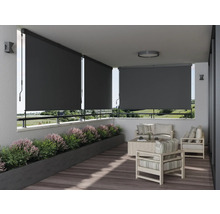 Balkon mit Rollläden, Sitzgruppe und Bepflanzung