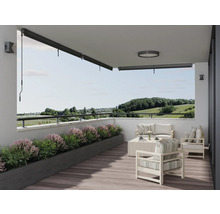 Helle Terrasse mit Markise, Gartenmöbeln und Pflanzgefäß