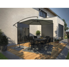 Terrassenszene mit Ampelschirm, Tisch und Stühlen auf einem Holzboden mit Teppich