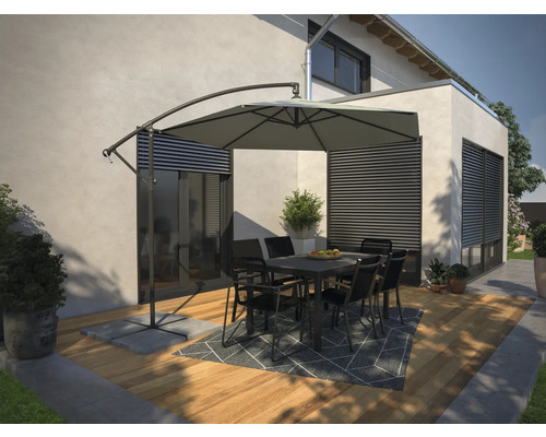 Terrassenszene mit Ampelschirm, Tisch und Stühlen auf einem Holzboden mit Teppich