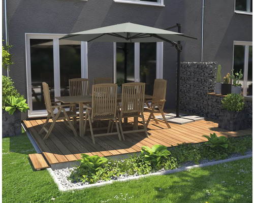 Gartenszene mit Esstischgruppe unter einem Sonnenschirm auf einer Holzterrasse