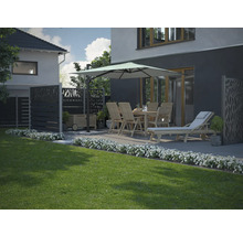 Gartenszene mit Esstisch, Stühlen, Sonnenschirm, Liegestuhl und Sichtschutzwänden auf einer Terrasse neben einem Rasen