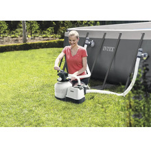 Frau bedient Intex Sandfilteranlage neben Pool