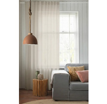 Wohnzimmer mit Vorhang, Lampe und Sofa für eine helle und freundliche Atmosphäre.