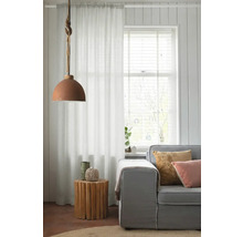 Wohnzimmer mit Sofa, Beistelltisch aus Holz, Vorhang und Hängelampe