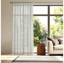 Wohnzimmer mit Vorhang vor dem Fenster, Sofa und Teppich