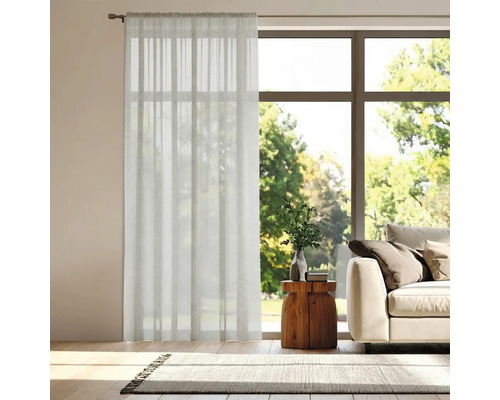 Wohnzimmer mit Vorhang vor dem Fenster, Sofa und Teppich