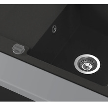 Detailansicht einer schwarzen Küchenspüle mit Abflussgarnitur