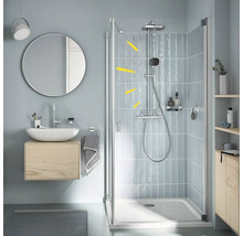 Modernes Badezimmer mit Dusche, Waschtisch und Spiegel für eine helle und organisierte Atmosphäre.