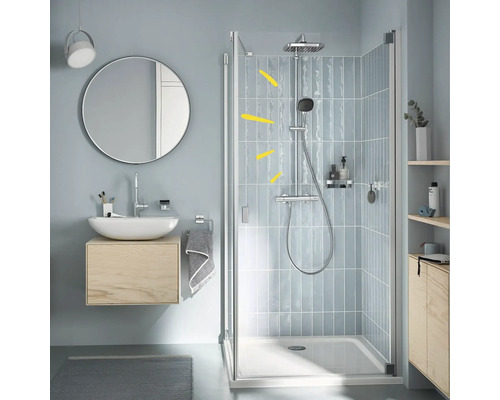 Modernes Badezimmer mit Dusche, Waschtisch und Spiegel für eine helle und organisierte Atmosphäre.