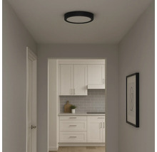 Flur mit runder Deckenleuchte und Blick in die Küche