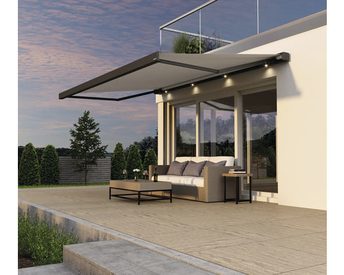 Terrasse mit ausfahrbarer Markise, Sofa und Tisch