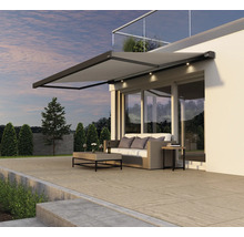 Terrasse mit ausfahrbarer Markise, Sitzgelegenheit und Tisch