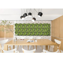 Dekoratives Zimmer mit künstlicher Pflanzenwand, Esstisch und Pendelleuchten