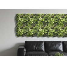 Wandpaneel mit künstlichen Pflanzen als Dekoration über einem Sofa