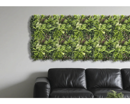 Wandpaneel mit künstlichen Pflanzen als Dekoration über einem Sofa