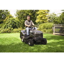 Mann fährt mit einem AL-KO Aufsitzmäher über eine Rasenfläche.