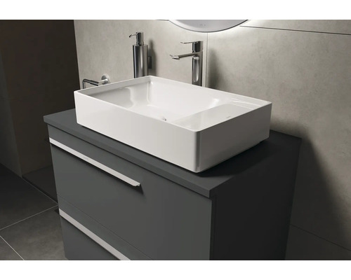 Badezimmer mit Waschbecken, Armatur und Unterschrank