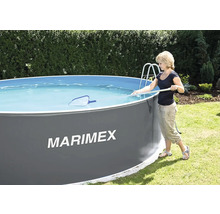 Frau reinigt Aufstellpool im Garten mit Kescher. Marke Marimex.