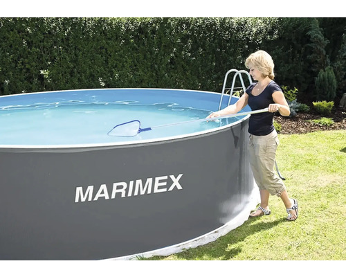 Frau reinigt Aufstellpool im Garten mit Kescher. Marke Marimex.