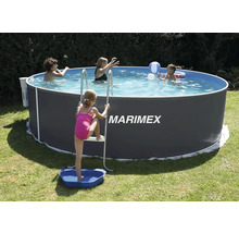 Aufstellpool mit Leiter und spielenden Kindern im Garten