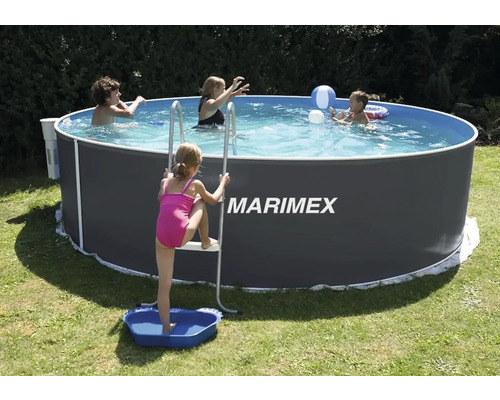 Aufstellpool mit Leiter und spielenden Kindern im Garten