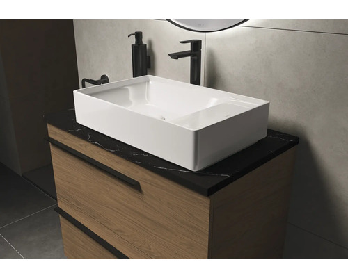 Modernes Badezimmer mit Aufsatzwaschbecken, Waschbeckenunterschrank, Armatur und Seifenspender