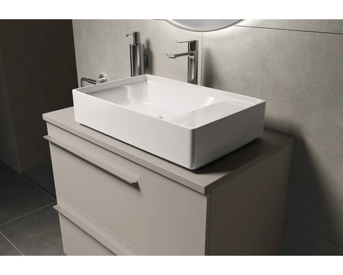 Waschtisch mit Unterschrank und Aufsatzwaschbecken im Badezimmer