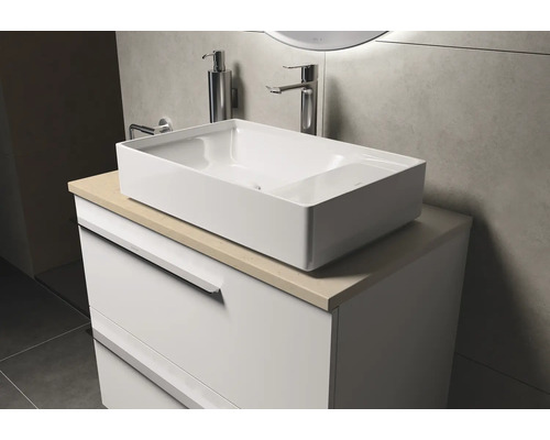 Badezimmer Szene mit Waschbecken, Armatur und Unterschrank