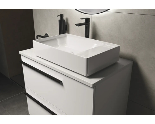 Badezimmer mit Aufsatzwaschbecken, Waschbeckenunterschrank und Armatur