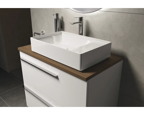 Modernes Badezimmer mit Aufsatzwaschbecken, Armatur und Unterschrank für ein stilvolles Ambiente.