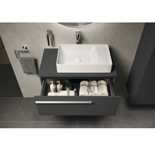Modernes Badezimmer mit Waschbecken, Unterschrank mit Auszug und Badaccessoires